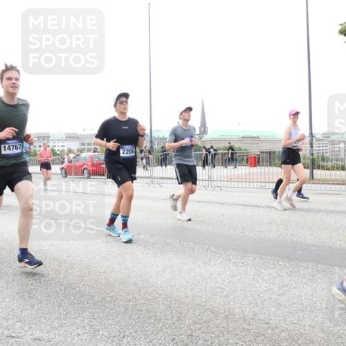 29.06.2025 - hella hamburg halbmarathon Lena Gebhardt http://msf.ph/oto/8410459 29.06.2025 10:51:00 Lombardsbrücke 14767, 2200, 1129, 1203, 1208, 1404, 1478, 1930, 2200, 2202, 2358, 2380, 2859, 3184, 3229, 3647, 3838, 3934, 4156, 4642, 4652, 4695, 4713, 4771, 4848, 4920, 5131, 5286, 5289, 5530, 6178, 7012, 7133, 7141, 7161, 7770, 7771, 7825, 7938, 8200, 8410, 8779, 8833, 8834, 8986, 9096, 9166, 9167, 9168, 9933, 10029, 10437, 10552, 10614, 10636, 11052, 11252, 11577, 12392, 12393, 14534, 15017, 15416 meine-sportfotos.de