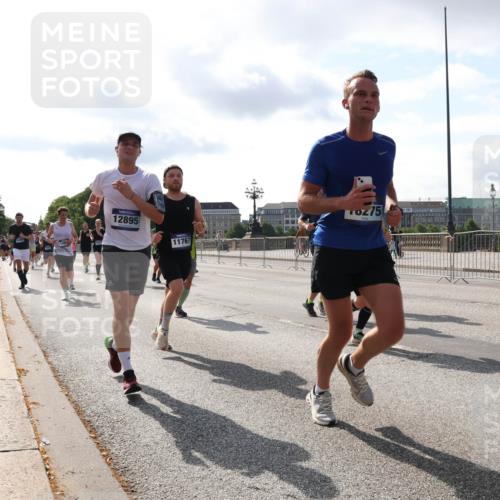 29.06.2025 - hella hamburg halbmarathon Lena Gebhardt http://msf.ph/oto/8410462 29.06.2025 09:50:13 Lombardsbrücke 12895, 11767, 75, 066055, 1615, 1675, 1688, 1800, 1803, 1882, 1975, 2324, 2415, 2568, 2573, 2826, 2949, 3332, 3431, 3530, 4303, 4318, 4398, 4528, 4823, 5248, 5409, 5436, 5745, 5791, 5803, 6123, 6458, 6529, 6649, 6682, 6704, 7495, 7774, 7796, 8450, 8629, 8925, 9017, 9116, 9264, 9265, 9294, 9302, 9365, 9711, 9979, 10218, 10680, 10894, 11379, 11765, 11767, 12292, 12327, 12540, 12554, 12839, 12895, 13141, 13457, 13725, 14077, 14204, 14374, 14560, 14688 meine-sportfotos.de