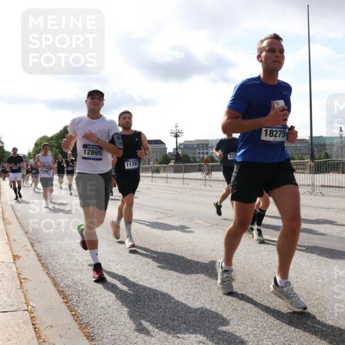 29.06.2025 - hella hamburg halbmarathon Lena Gebhardt http://msf.ph/oto/8410480 29.06.2025 09:50:13 Lombardsbrücke 149, 12895, 11767, 18275, 65666, 1615, 1675, 1688, 1800, 1803, 1882, 1975, 2324, 2415, 2568, 2573, 2826, 2949, 3332, 3431, 3530, 4303, 4318, 4398, 4528, 4823, 5248, 5409, 5436, 5745, 5791, 5803, 6123, 6458, 6529, 6649, 6682, 6704, 7495, 7774, 7796, 8450, 8629, 8925, 9017, 9116, 9264, 9265, 9294, 9302, 9365, 9711, 9979, 10218, 10680, 10894, 11379, 11765, 11767, 12292, 12327, 12540, 12554, 12839, 12895, 13141, 13457, 13725, 14077, 14204, 14374, 14560, 14688 meine-sportfotos.de