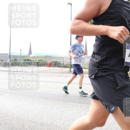 29.06.2025 - hella hamburg halbmarathon Lena Gebhardt http://msf.ph/oto/8410487 29.06.2025 10:25:09 Lombardsbrücke 9573, 40, 1627, 1740, 2000, 2108, 2249, 2278, 3099, 3920, 3961, 3963, 4008, 4010, 4444, 5126, 5564, 5814, 6869, 7778, 8083, 8962, 9573, 9927, 11157, 11400, 11816, 11817, 11921, 13510, 14086, 14649, 14898, 15016, 15119, 15124, 15153, 15679, 15942, 16421, 16422, 17185, 17535, 17954, 18194, 18198 meine-sportfotos.de