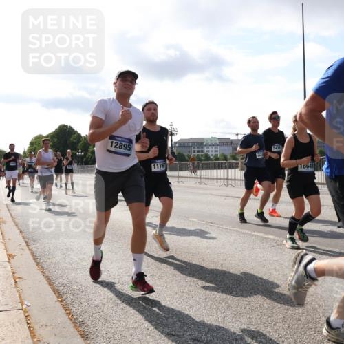 29.06.2025 - hella hamburg halbmarathon Lena Gebhardt http://msf.ph/oto/8410500 29.06.2025 09:50:14 Lombardsbrücke 12895, 11767, 5436, 16648, 18275, 1615, 1675, 1688, 1800, 1803, 1882, 1975, 2324, 2415, 2568, 2573, 2675, 2719, 2826, 2949, 3332, 3431, 3530, 4318, 4398, 4528, 4823, 5248, 5409, 5436, 5745, 5791, 5803, 6123, 6458, 6529, 6649, 6682, 6704, 7495, 7774, 7796, 8450, 8629, 8925, 9017, 9116, 9264, 9265, 9294, 9302, 9365, 9711, 9979, 10218, 10680, 10894, 11379, 11765, 11767, 12292, 12327, 12540, 12554, 12839, 12895, 13141, 13457, 13725, 14077, 14204, 14374, 14560 meine-sportfotos.de