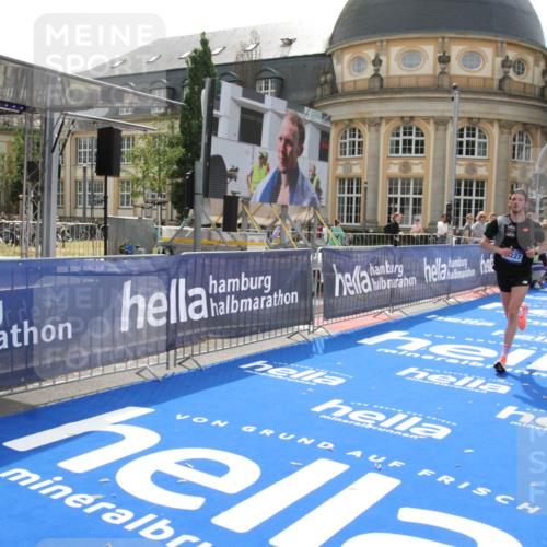 29.06.2025 - hella hamburg halbmarathon Michael Strokosch http://msf.ph/oto/8410543 29.06.2025 10:14:33 Ziel 19227 meine-sportfotos.de