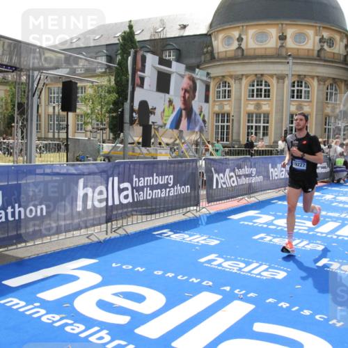 29.06.2025 - hella hamburg halbmarathon Michael Strokosch http://msf.ph/oto/8410549 29.06.2025 10:14:33 Ziel 19227 meine-sportfotos.de