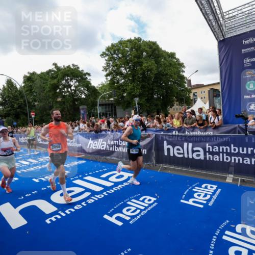 29.06.2025 - hella hamburg halbmarathon Zöllner http://msf.ph/oto/8410589 29.06.2025 10:44:59 Ziel 1424, 1520, 2098, 2890, 4425, 9030, 9720, 12161, 16058, 17382, 17406, 17544, 18055, 18631 meine-sportfotos.de