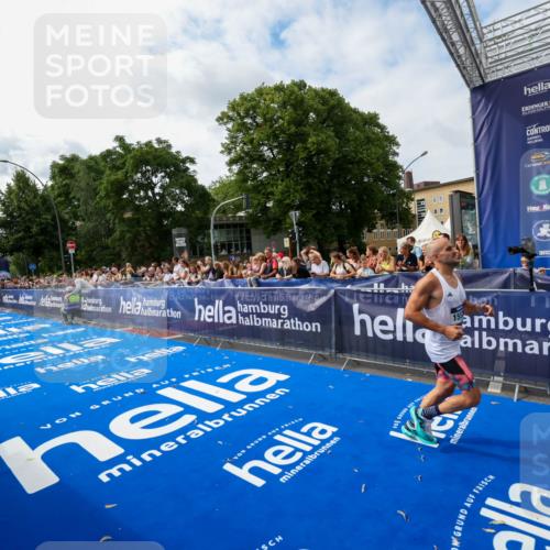 29.06.2025 - hella hamburg halbmarathon Zöllner http://msf.ph/oto/8410590 29.06.2025 10:20:42 Ziel 14360, 15526 meine-sportfotos.de