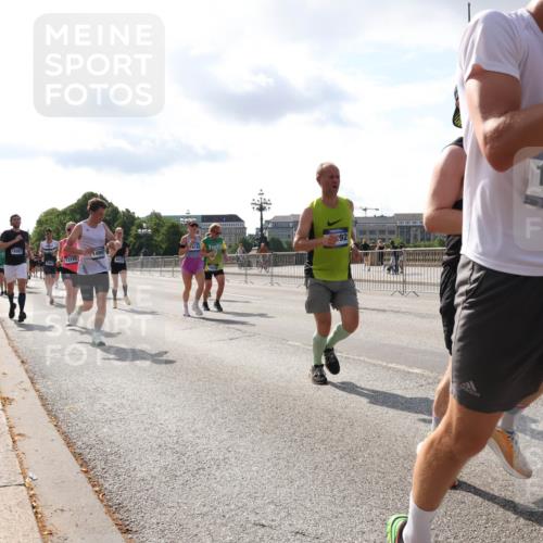 29.06.2025 - hella hamburg halbmarathon Lena Gebhardt http://msf.ph/oto/8410626 29.06.2025 09:50:14 Lombardsbrücke 13725, 4993, 292, 12895, 33, 5436, 1615, 1675, 1688, 1800, 1803, 1882, 1975, 2324, 2415, 2568, 2573, 2675, 2719, 2826, 2949, 3332, 3431, 3530, 4318, 4398, 4528, 4823, 5248, 5409, 5436, 5745, 5791, 5803, 6123, 6458, 6529, 6649, 6682, 6704, 7495, 7774, 7796, 8450, 8629, 8925, 9017, 9116, 9264, 9265, 9294, 9302, 9365, 9711, 9979, 10218, 10680, 10894, 11379, 11765, 11767, 12292, 12327, 12540, 12554, 12839, 12895, 13141, 13457, 13725, 14077, 14204, 14374, 14560 meine-sportfotos.de
