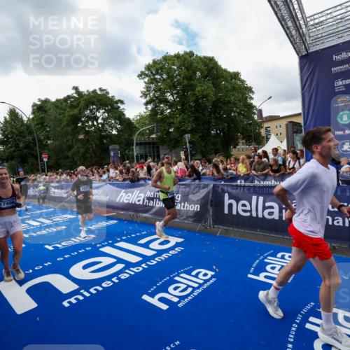 29.06.2025 - hella hamburg halbmarathon Zöllner http://msf.ph/oto/8410635 29.06.2025 10:45:00 Ziel 1171, 1424, 1520, 2098, 2890, 4425, 9030, 9720, 12161, 16058, 17381, 17382, 17406, 17544, 18055, 18631 meine-sportfotos.de