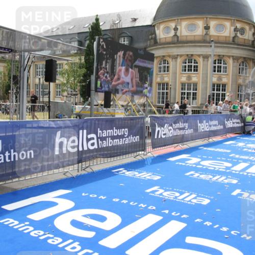 29.06.2025 - hella hamburg halbmarathon Michael Strokosch http://msf.ph/oto/8410642 29.06.2025 10:16:13 Ziel 50 meine-sportfotos.de