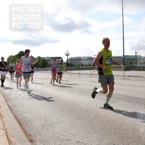 29.06.2025 - hella hamburg halbmarathon Lena Gebhardt http://msf.ph/oto/8410652 29.06.2025 09:50:15 Lombardsbrücke 13725, 14992, 18154, 12292, 1615, 1675, 1688, 1800, 1803, 1882, 1975, 2324, 2415, 2568, 2573, 2675, 2719, 2826, 2949, 3332, 3431, 3530, 4318, 4398, 4528, 4823, 5248, 5409, 5436, 5745, 5791, 5803, 6123, 6458, 6529, 6649, 6682, 6704, 7495, 7774, 7796, 8450, 8629, 8925, 9017, 9116, 9294, 9302, 9365, 9711, 9979, 10218, 10680, 10894, 11379, 11765, 11767, 12292, 12327, 12540, 12554, 12839, 12895, 13141, 13457, 13725, 14077, 14204, 14374, 14560 meine-sportfotos.de