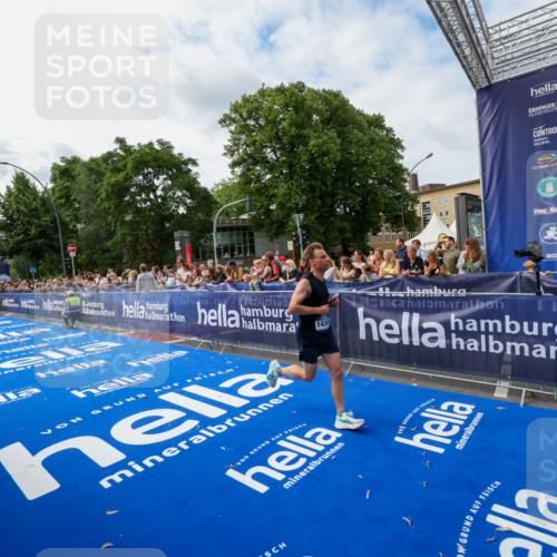 29.06.2025 - hella hamburg halbmarathon Zöllner http://msf.ph/oto/8410696 29.06.2025 10:20:50 Ziel 14360, 16988, 17402 meine-sportfotos.de