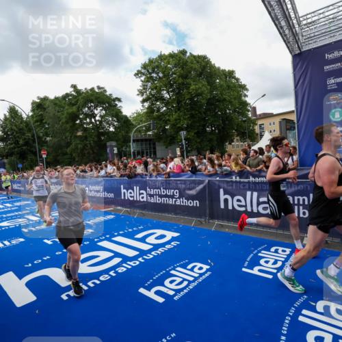 29.06.2025 - hella hamburg halbmarathon Zöllner http://msf.ph/oto/8410707 29.06.2025 10:45:04 Ziel 1171, 1424, 1520, 2890, 3917, 6266, 7709, 7843, 9030, 9710, 10741, 11688, 13919, 15334, 16058, 17381, 17382, 17544, 18055 meine-sportfotos.de