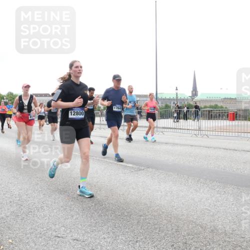 29.06.2025 - hella hamburg halbmarathon Lena Gebhardt http://msf.ph/oto/8410712 29.06.2025 10:51:02 Lombardsbrücke 12800, 17648, 7141, 1129, 1203, 1208, 1404, 1478, 1930, 2200, 2202, 2358, 2380, 2859, 3184, 3229, 3647, 3838, 3934, 4156, 4642, 4652, 4695, 4713, 4771, 4848, 4920, 5286, 5289, 5530, 6178, 7012, 7133, 7141, 7161, 7770, 7771, 7825, 7938, 8200, 8410, 8779, 8833, 8834, 8986, 9096, 9166, 9167, 9168, 9933, 10029, 10437, 10552, 10614, 10636, 11052, 11252, 11577, 12392, 12393, 14534, 15017, 15416 meine-sportfotos.de