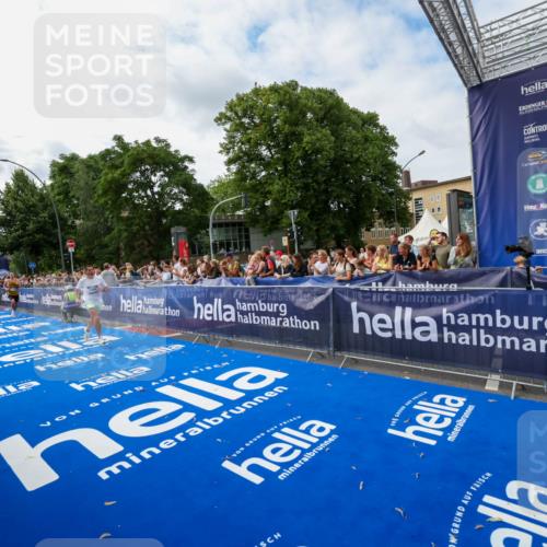 29.06.2025 - hella hamburg halbmarathon Zöllner http://msf.ph/oto/8410724 29.06.2025 10:20:53 Ziel 11210, 14766, 16988, 17402 meine-sportfotos.de