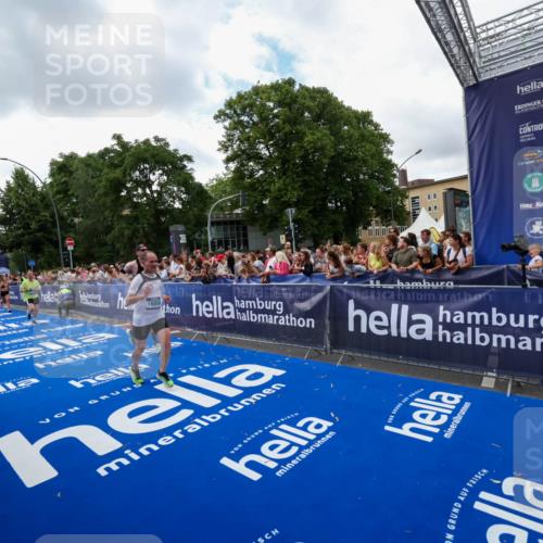 29.06.2025 - hella hamburg halbmarathon Zöllner http://msf.ph/oto/8410726 29.06.2025 10:45:05 Ziel 1171, 1424, 1520, 3917, 4997, 6266, 7709, 7843, 9710, 10741, 11688, 13919, 15334, 15365, 16058, 17381, 17544, 18055 meine-sportfotos.de