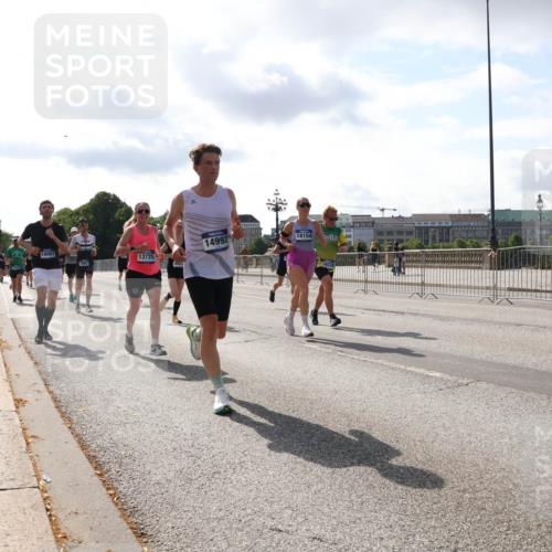 29.06.2025 - hella hamburg halbmarathon Lena Gebhardt http://msf.ph/oto/8410736 29.06.2025 09:50:15 Lombardsbrücke 16087, 13725, 4624, 14992, 18154, 1615, 1675, 1688, 1800, 1803, 1882, 1975, 2324, 2415, 2568, 2573, 2675, 2719, 2826, 2949, 3332, 3431, 3530, 4318, 4398, 4528, 4823, 5248, 5409, 5436, 5745, 5791, 5803, 6123, 6458, 6529, 6649, 6682, 6704, 7495, 7774, 7796, 8450, 8629, 8925, 9017, 9116, 9294, 9302, 9365, 9711, 9979, 10218, 10680, 10894, 11379, 11765, 11767, 12292, 12327, 12540, 12554, 12839, 12895, 13141, 13457, 13725, 14077, 14204, 14374, 14560 meine-sportfotos.de