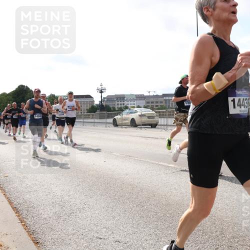 29.06.2025 - hella hamburg halbmarathon Lena Gebhardt http://msf.ph/oto/8410751 29.06.2025 10:04:26 Lombardsbrücke 14340, 5365, 1443, 1213, 1347, 1377, 1674, 2011, 2852, 2979, 3488, 3994, 4146, 4293, 4488, 4587, 5058, 5354, 5365, 5869, 5976, 6142, 6311, 6706, 6709, 7017, 8177, 8217, 8421, 8422, 8423, 9489, 9526, 10100, 10213, 10709, 10756, 10834, 10962, 11511, 11582, 12004, 12005, 12924, 12998, 13173, 13533, 13583, 13625, 14340, 14436, 14917, 15525, 15532, 15678, 16099, 16128, 16145, 16753, 16989, 17071, 17113, 17434, 17437 meine-sportfotos.de