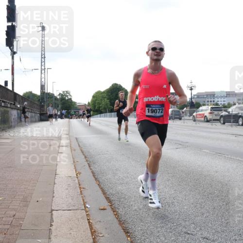 29.06.2025 - hella hamburg halbmarathon Lena Gebhardt http://msf.ph/oto/8410752 29.06.2025 09:39:11 Lombardsbrücke 19072, 4524, 14188, 16529, 18694, 19072 meine-sportfotos.de