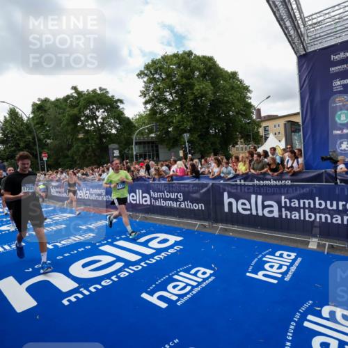 29.06.2025 - hella hamburg halbmarathon Zöllner http://msf.ph/oto/8410756 29.06.2025 10:45:08 Ziel 1171, 2270, 3917, 4997, 6266, 7709, 7843, 9302, 9710, 10313, 10741, 11688, 13919, 15334, 15365, 16685, 16689, 17381 meine-sportfotos.de
