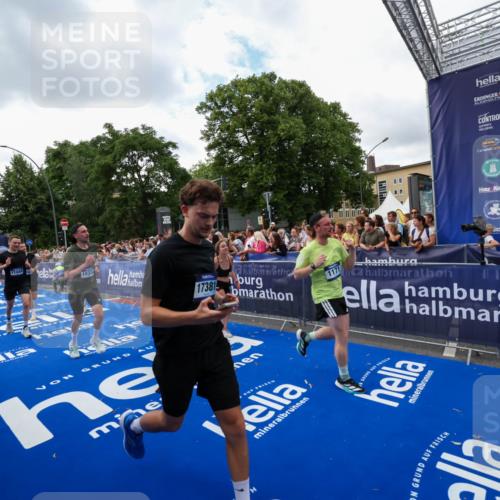 29.06.2025 - hella hamburg halbmarathon Zöllner http://msf.ph/oto/8410774 29.06.2025 10:45:08 Ziel 1171, 2270, 3917, 4997, 6266, 7709, 7843, 9302, 9710, 10313, 10741, 11688, 13919, 15334, 15365, 16685, 16689, 17381 meine-sportfotos.de