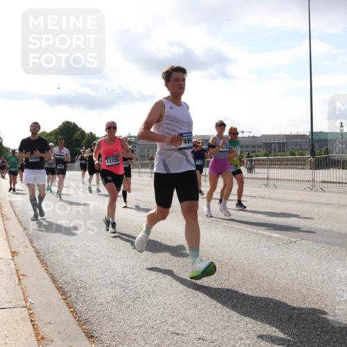 29.06.2025 - hella hamburg halbmarathon Lena Gebhardt http://msf.ph/oto/8410778 29.06.2025 09:50:16 Lombardsbrücke 16087, 5803, 13725, 323, 499, 8154, 5791, 3229, 1358, 1615, 1675, 1688, 1700, 1800, 1803, 1882, 1975, 2415, 2568, 2675, 2719, 2826, 2949, 3332, 3431, 3530, 4229, 4318, 4398, 4528, 4823, 5248, 5409, 5436, 5745, 5791, 5803, 6123, 6458, 6529, 6649, 6682, 6704, 7495, 7774, 7796, 8450, 8629, 8925, 9017, 9116, 9294, 9302, 9365, 9711, 9979, 10218, 10680, 10894, 11379, 11765, 11767, 12292, 12327, 12540, 12554, 12839, 12895, 13141, 13457, 13725, 14077, 14204, 14560 meine-sportfotos.de