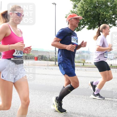 29.06.2025 - hella hamburg halbmarathon Lena Gebhardt http://msf.ph/oto/8410788 29.06.2025 10:25:13 Lombardsbrücke 7740, 1718, 1515, 1627, 1740, 2000, 2108, 2249, 2278, 3920, 3961, 3963, 4008, 4010, 4444, 5126, 5564, 5814, 6869, 7778, 8083, 8962, 9573, 9927, 10846, 11157, 11400, 11662, 11921, 13510, 13842, 14086, 14649, 14898, 15016, 15119, 15124, 15153, 15679, 15942, 16421, 16422, 17185, 17535, 17954, 18194, 18198 meine-sportfotos.de