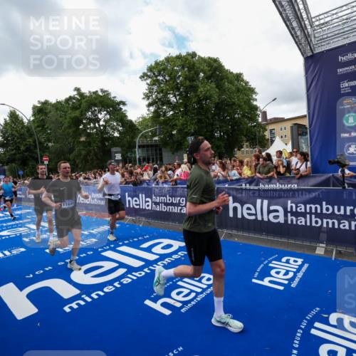 29.06.2025 - hella hamburg halbmarathon Zöllner http://msf.ph/oto/8410790 29.06.2025 10:45:09 Ziel 1171, 2270, 3917, 4997, 6266, 6575, 6819, 7709, 7843, 9302, 9710, 10313, 10741, 11688, 13919, 15334, 15365, 16685, 16689, 17381, 17960 meine-sportfotos.de