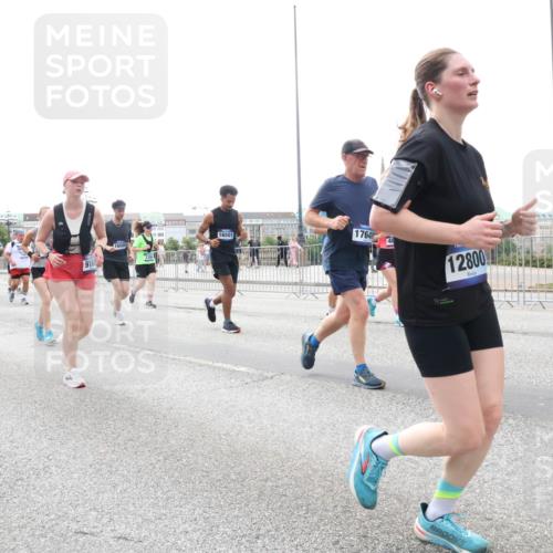 29.06.2025 - hella hamburg halbmarathon Lena Gebhardt http://msf.ph/oto/8410793 29.06.2025 10:51:03 Lombardsbrücke 16553, 916, 16501, 17648, 12800, 1129, 1203, 1208, 1404, 1478, 1930, 2200, 2202, 2358, 2380, 2859, 3184, 3229, 3647, 3838, 3934, 4156, 4642, 4652, 4695, 4713, 4771, 4848, 4920, 5286, 5289, 5357, 5530, 6178, 7012, 7133, 7141, 7161, 7770, 7771, 7825, 7938, 8200, 8410, 8672, 8779, 8833, 8986, 9096, 9166, 9167, 9168, 9933, 10029, 10437, 10552, 10614, 10636, 11052, 11252, 11577, 12392, 12393, 14534, 15017, 15416 meine-sportfotos.de