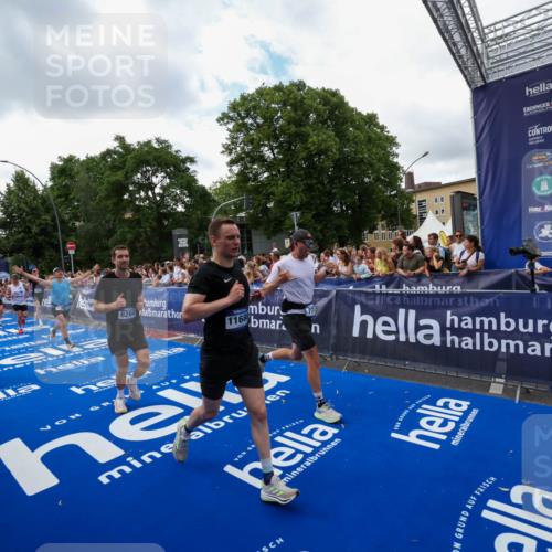 29.06.2025 - hella hamburg halbmarathon Zöllner http://msf.ph/oto/8410800 29.06.2025 10:45:10 Ziel 2270, 3917, 4997, 6266, 6575, 6819, 7087, 7709, 7843, 9302, 9710, 10313, 10741, 11688, 13919, 15334, 15365, 16685, 16689, 17120, 17960, 18346, 18718 meine-sportfotos.de