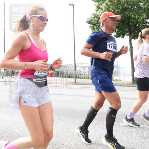 29.06.2025 - hella hamburg halbmarathon Lena Gebhardt http://msf.ph/oto/8410807 29.06.2025 10:25:13 Lombardsbrücke 7778, 17185, 1627, 1740, 2000, 2108, 2249, 2278, 3920, 3961, 3963, 4008, 4010, 4444, 5126, 5564, 5814, 6869, 7778, 8083, 8962, 9573, 9927, 10846, 11157, 11400, 11662, 11921, 13510, 13842, 14086, 14649, 14898, 15016, 15119, 15124, 15153, 15679, 15942, 16421, 16422, 17185, 17535, 17954, 18194, 18198 meine-sportfotos.de