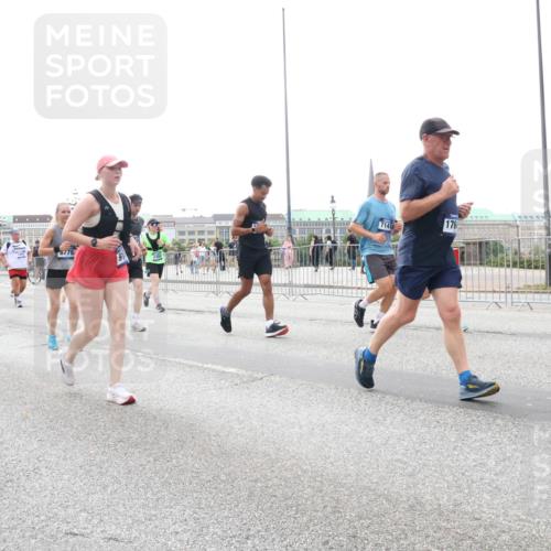29.06.2025 - hella hamburg halbmarathon Lena Gebhardt http://msf.ph/oto/8410819 29.06.2025 10:51:03 Lombardsbrücke 8779, 7141, 176, 1129, 1203, 1208, 1404, 1478, 1930, 2200, 2202, 2358, 2380, 2859, 3184, 3229, 3647, 3838, 3934, 4156, 4642, 4652, 4695, 4713, 4771, 4848, 4920, 5286, 5289, 5357, 5530, 6178, 7012, 7133, 7141, 7161, 7770, 7771, 7825, 7938, 8200, 8410, 8672, 8779, 8833, 8986, 9096, 9166, 9167, 9168, 9933, 10029, 10437, 10552, 10614, 10636, 11052, 11252, 11577, 12392, 12393, 14534, 15017, 15416 meine-sportfotos.de