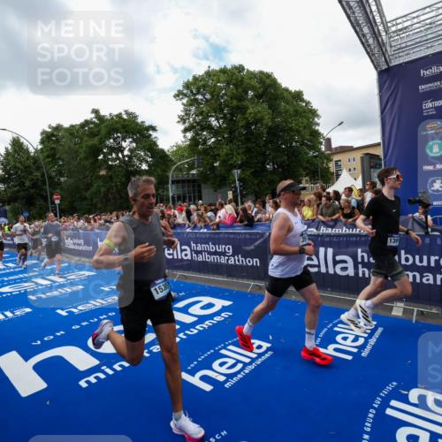 29.06.2025 - hella hamburg halbmarathon Zöllner http://msf.ph/oto/8410852 29.06.2025 10:45:13 Ziel 2270, 3917, 4997, 6054, 6375, 6575, 6819, 7087, 9302, 9710, 10313, 13919, 15365, 15651, 16685, 16689, 17120, 17960, 18346, 18718 meine-sportfotos.de