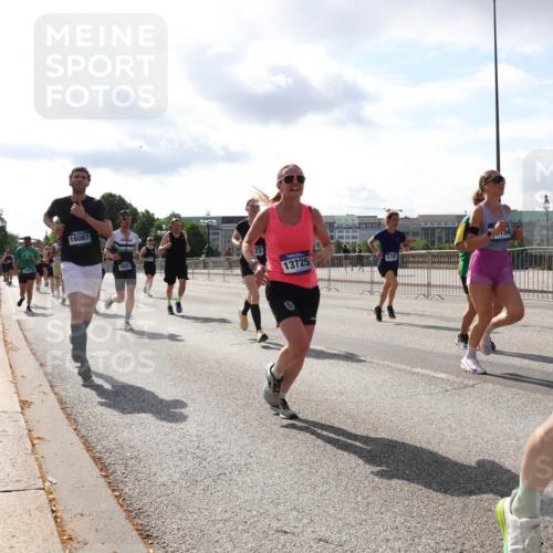 29.06.2025 - hella hamburg halbmarathon Lena Gebhardt http://msf.ph/oto/8410858 29.06.2025 09:50:16 Lombardsbrücke 16087, 5803, 13725, 149, 1358, 1615, 1675, 1688, 1700, 1800, 1803, 1882, 1975, 2415, 2568, 2675, 2719, 2826, 2949, 3332, 3431, 3530, 4229, 4318, 4398, 4528, 4823, 5248, 5409, 5436, 5745, 5791, 5803, 6123, 6458, 6529, 6649, 6682, 6704, 7495, 7774, 7796, 8450, 8629, 8925, 9017, 9116, 9294, 9302, 9365, 9711, 9979, 10218, 10680, 10894, 11379, 11765, 11767, 12292, 12327, 12540, 12554, 12839, 12895, 13141, 13457, 13725, 14077, 14204, 14560 meine-sportfotos.de