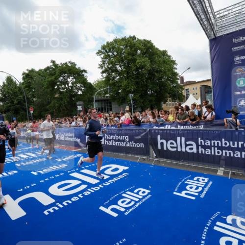 29.06.2025 - hella hamburg halbmarathon Zöllner http://msf.ph/oto/8410881 29.06.2025 10:45:14 Ziel 2270, 4997, 6054, 6375, 6575, 6819, 7087, 9302, 10313, 12783, 15365, 15636, 15651, 15760, 16513, 16685, 16689, 17120, 17960, 18346, 18718 meine-sportfotos.de