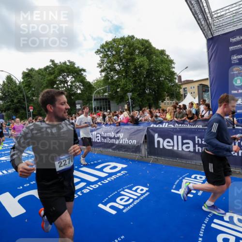 29.06.2025 - hella hamburg halbmarathon Zöllner http://msf.ph/oto/8410886 29.06.2025 10:45:15 Ziel 2270, 6054, 6375, 6575, 6819, 7087, 9302, 10313, 12783, 15636, 15651, 15741, 15760, 16513, 16685, 16689, 17120, 17960, 18346, 18718 meine-sportfotos.de