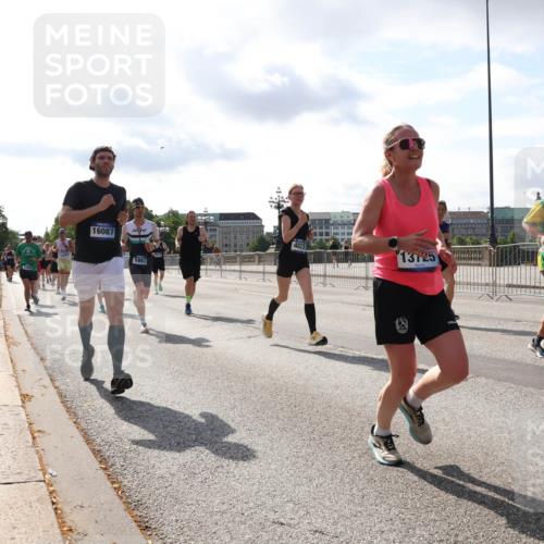 29.06.2025 - hella hamburg halbmarathon Lena Gebhardt http://msf.ph/oto/8410898 29.06.2025 09:50:17 Lombardsbrücke 16087, 5803, 13725, 19229, 18154, 1358, 1615, 1675, 1688, 1697, 1700, 1800, 1803, 1882, 1975, 2415, 2568, 2675, 2719, 2826, 2949, 3332, 3431, 3530, 4229, 4318, 4380, 4398, 4528, 4823, 5248, 5409, 5436, 5745, 5791, 5803, 6123, 6458, 6529, 6649, 6682, 6704, 7495, 7774, 7796, 8450, 8629, 8925, 9017, 9116, 9294, 9302, 9365, 9711, 9979, 10218, 10680, 10894, 11379, 11765, 11767, 12292, 12327, 12540, 12554, 12839, 12895, 13141, 13457, 13725, 14077, 14560 meine-sportfotos.de