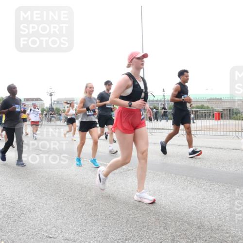 29.06.2025 - hella hamburg halbmarathon Lena Gebhardt http://msf.ph/oto/8410933 29.06.2025 10:51:04 Lombardsbrücke 155, 8779, 1650, 7141, 1129, 1203, 1208, 1404, 1478, 1930, 2200, 2202, 2358, 2380, 2859, 3184, 3229, 3647, 3838, 3934, 4156, 4642, 4652, 4695, 4713, 4771, 4848, 4920, 5286, 5289, 5357, 5530, 6178, 6961, 7012, 7133, 7141, 7161, 7770, 7771, 7825, 7938, 8040, 8200, 8410, 8672, 8779, 8833, 8986, 9096, 9166, 9167, 9168, 9933, 10029, 10437, 10552, 10614, 10636, 11052, 11252, 11577, 12392, 12393, 14534, 15416 meine-sportfotos.de