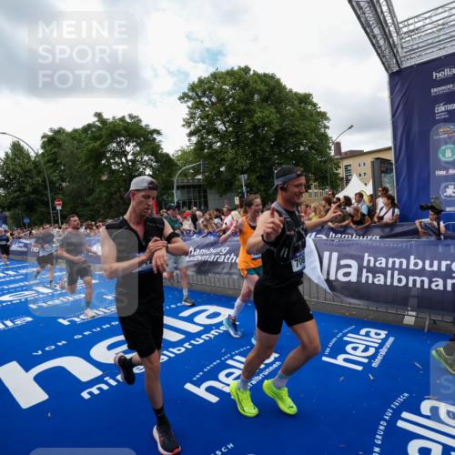 29.06.2025 - hella hamburg halbmarathon Zöllner http://msf.ph/oto/8410943 29.06.2025 10:45:18 Ziel 2188, 6054, 6375, 6575, 6819, 7087, 10064, 12783, 15563, 15636, 15651, 15741, 15760, 16513, 17120, 17960, 18346, 18718 meine-sportfotos.de