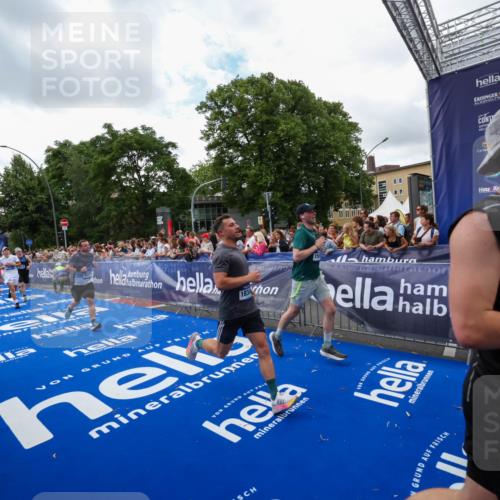29.06.2025 - hella hamburg halbmarathon Zöllner http://msf.ph/oto/8410954 29.06.2025 10:45:19 Ziel 2188, 5706, 6054, 6375, 7087, 9105, 10064, 12783, 15563, 15636, 15651, 15741, 15760, 16513, 17120, 18346, 18718 meine-sportfotos.de