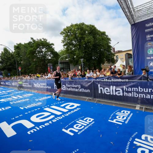 29.06.2025 - hella hamburg halbmarathon Zöllner http://msf.ph/oto/8410960 29.06.2025 10:21:07 Ziel 6530, 14717, 16120 meine-sportfotos.de