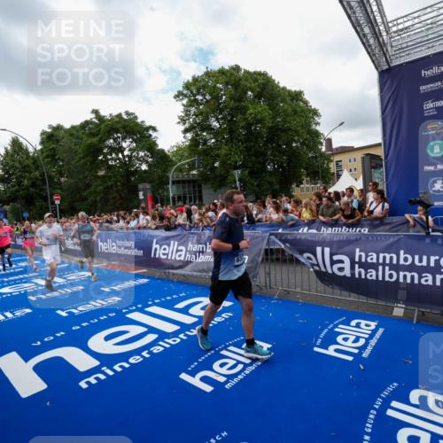 29.06.2025 - hella hamburg halbmarathon Zöllner http://msf.ph/oto/8410974 29.06.2025 10:45:20 Ziel 2188, 2367, 2470, 5706, 6054, 6375, 9105, 10064, 12783, 15563, 15636, 15651, 15741, 15760, 16513 meine-sportfotos.de