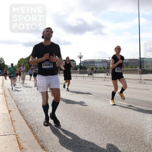 29.06.2025 - hella hamburg halbmarathon Lena Gebhardt http://msf.ph/oto/8410978 29.06.2025 09:50:17 Lombardsbrücke 16087, 4823, 1358, 1615, 1675, 1688, 1697, 1700, 1800, 1803, 1882, 1975, 2415, 2568, 2675, 2719, 2826, 2949, 3332, 3431, 3530, 4229, 4318, 4380, 4398, 4528, 4823, 5248, 5409, 5436, 5745, 5791, 5803, 6123, 6458, 6529, 6649, 6682, 6704, 7495, 7774, 7796, 8450, 8629, 8925, 9017, 9116, 9294, 9302, 9365, 9711, 9979, 10218, 10680, 10894, 11379, 11765, 11767, 12292, 12327, 12540, 12554, 12839, 12895, 13141, 13457, 13725, 14077, 14560 meine-sportfotos.de