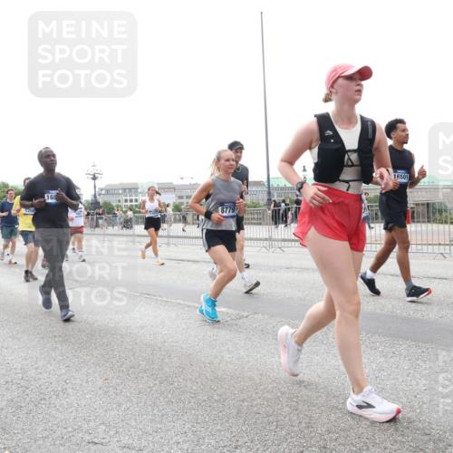 29.06.2025 - hella hamburg halbmarathon Lena Gebhardt http://msf.ph/oto/8410987 29.06.2025 10:51:04 Lombardsbrücke 1208, 165, 8779, 16501, 1129, 1203, 1208, 1404, 1478, 1930, 2200, 2202, 2358, 2380, 2859, 3184, 3229, 3647, 3838, 3934, 4156, 4642, 4652, 4695, 4713, 4771, 4848, 4920, 5286, 5289, 5357, 5530, 6178, 6961, 7012, 7133, 7141, 7161, 7770, 7771, 7825, 7938, 8040, 8200, 8410, 8672, 8779, 8833, 8986, 9096, 9166, 9167, 9168, 9933, 10029, 10437, 10552, 10614, 10636, 11052, 11252, 11577, 12392, 12393, 14534, 15416 meine-sportfotos.de