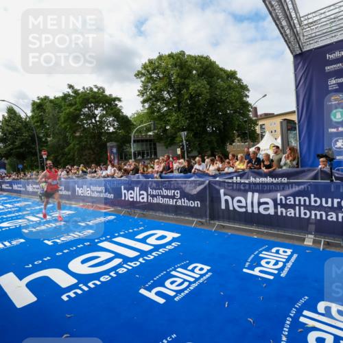 29.06.2025 - hella hamburg halbmarathon Zöllner http://msf.ph/oto/8410990 29.06.2025 10:21:11 Ziel 14717, 16120 meine-sportfotos.de