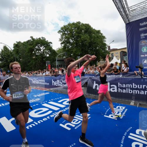 29.06.2025 - hella hamburg halbmarathon Zöllner http://msf.ph/oto/8410994 29.06.2025 10:45:22 Ziel 2188, 2367, 2470, 3186, 5706, 6054, 9105, 10064, 11469, 12783, 15563, 15636, 15741, 15760, 16513, 17499 meine-sportfotos.de