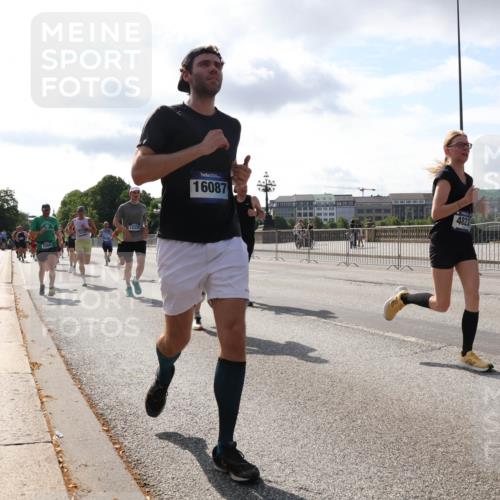29.06.2025 - hella hamburg halbmarathon Lena Gebhardt http://msf.ph/oto/8410999 29.06.2025 09:50:18 Lombardsbrücke 2563, 12335, 16087, 4823, 1209, 1358, 1615, 1675, 1688, 1697, 1700, 1800, 1803, 1882, 2415, 2568, 2675, 2719, 2826, 3332, 3431, 3530, 4229, 4318, 4380, 4398, 4528, 4823, 5248, 5409, 5436, 5745, 5791, 5803, 6123, 6458, 6529, 6649, 6682, 6704, 7026, 7495, 7774, 7796, 8450, 8629, 8925, 9017, 9116, 9294, 9302, 9365, 9711, 9979, 10218, 10894, 11379, 11765, 11767, 12292, 12327, 12540, 12554, 12895, 13141, 13457, 13725, 14077, 14560 meine-sportfotos.de