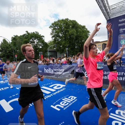 29.06.2025 - hella hamburg halbmarathon Zöllner http://msf.ph/oto/8411000 29.06.2025 10:45:23 Ziel 1697, 2188, 2367, 2470, 3186, 5706, 9105, 10064, 11469, 12783, 14703, 15563, 15636, 15741, 15760, 16513, 17499 meine-sportfotos.de