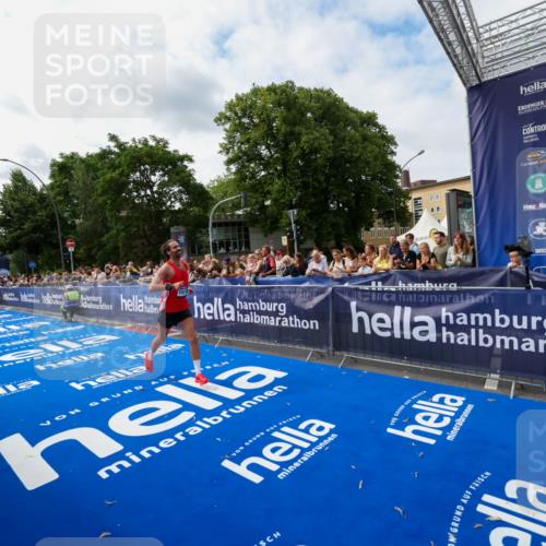 29.06.2025 - hella hamburg halbmarathon Zöllner http://msf.ph/oto/8411011 29.06.2025 10:21:12 Ziel 14717, 16120 meine-sportfotos.de