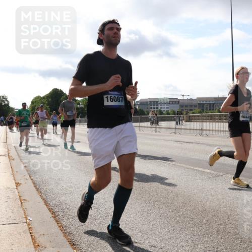 29.06.2025 - hella hamburg halbmarathon Lena Gebhardt http://msf.ph/oto/8411018 29.06.2025 09:50:18 Lombardsbrücke 2568, 12335, 16087, 4823, 1209, 1358, 1615, 1675, 1688, 1697, 1700, 1800, 1803, 1882, 2415, 2568, 2675, 2719, 2826, 3332, 3431, 3530, 4229, 4318, 4380, 4398, 4528, 4823, 5248, 5409, 5436, 5745, 5791, 5803, 6123, 6458, 6529, 6649, 6682, 6704, 7026, 7495, 7774, 7796, 8450, 8629, 8925, 9017, 9116, 9294, 9302, 9365, 9711, 9979, 10218, 10894, 11379, 11765, 11767, 12292, 12327, 12540, 12554, 12895, 13141, 13457, 13725, 14077, 14560 meine-sportfotos.de