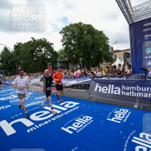 29.06.2025 - hella hamburg halbmarathon Zöllner http://msf.ph/oto/8411054 29.06.2025 10:45:28 Ziel 1697, 2367, 2470, 3186, 5706, 9105, 11469, 12277, 12643, 14703, 16725, 17499, 18407, 18638 meine-sportfotos.de