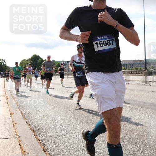 29.06.2025 - hella hamburg halbmarathon Lena Gebhardt http://msf.ph/oto/8411057 29.06.2025 09:50:18 Lombardsbrücke 1529, 12335, 5803, 16087, 48, 1209, 1358, 1615, 1675, 1688, 1697, 1700, 1800, 1803, 1882, 2415, 2568, 2675, 2719, 2826, 3332, 3431, 3530, 4229, 4318, 4380, 4398, 4528, 4823, 5248, 5409, 5436, 5745, 5791, 5803, 6123, 6458, 6529, 6649, 6682, 6704, 7026, 7495, 7774, 7796, 8450, 8629, 8925, 9017, 9116, 9294, 9302, 9365, 9711, 9979, 10218, 10894, 11379, 11765, 11767, 12292, 12327, 12540, 12554, 12895, 13141, 13457, 13725, 14077, 14560 meine-sportfotos.de